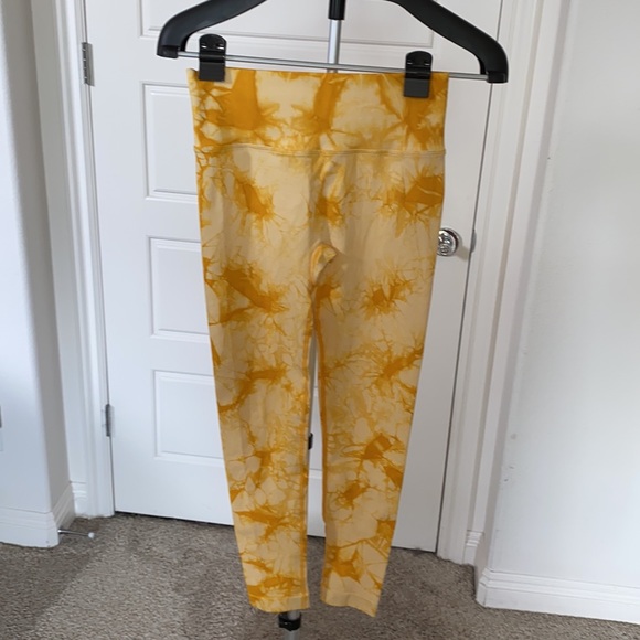NEW Yellow Tie Dye Print Crop Tee & High Waisted Leggings Size L - Picture 5 of 8